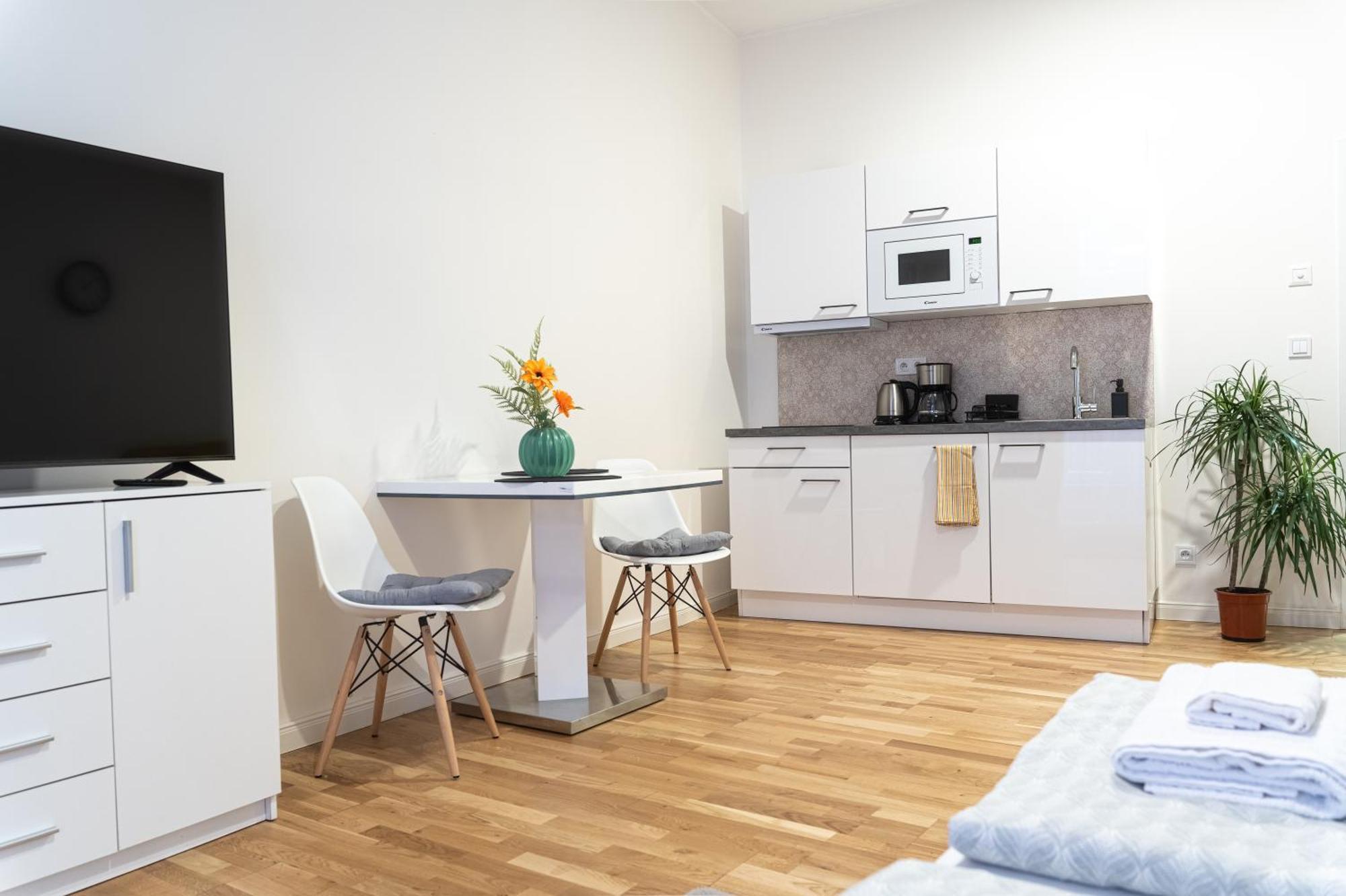 Apartment 1 New Just Steps Away From Old Town And The Florence Bus Station